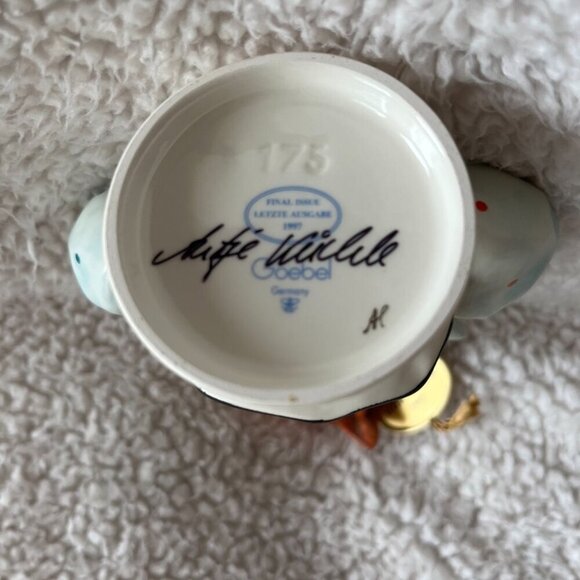 Vintage Goebel Hummel Figurine "Mother's Darling" Girl #175 - Picture 5 of 5